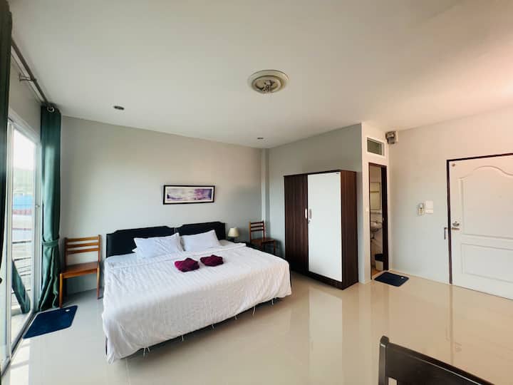 Room 5, photo 2